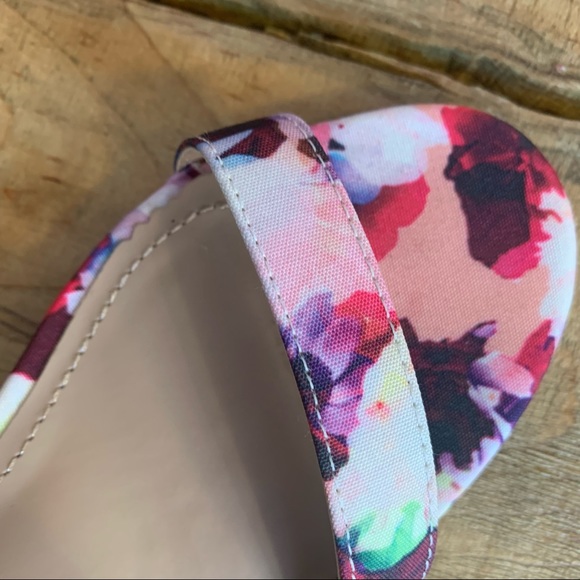 Floral heels (Size 7.5) - Picture 7 of 16